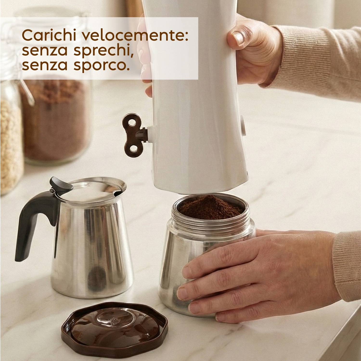 Una mano riempie una moka con caffè macinato. Una caffettiera e un coperchio sono vicini.