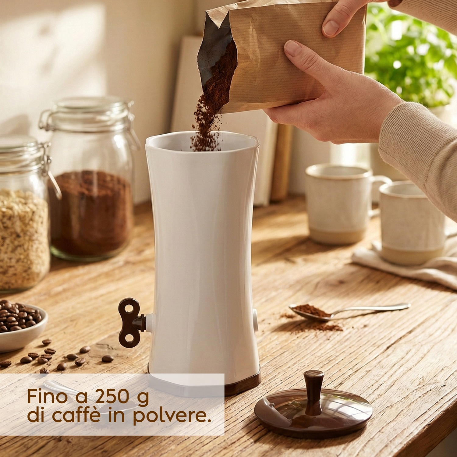 Caffè macinato versato da un sacchetto di carta in un macinacaffè bianco.