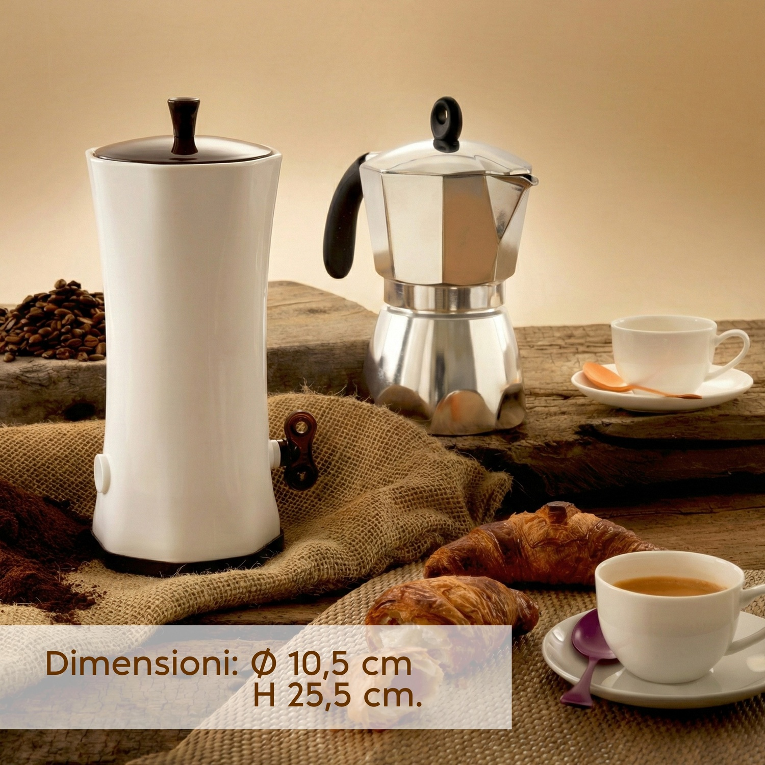 Caffettiera, chicchi di caffè, croissant e caffè su tavolo in legno.
