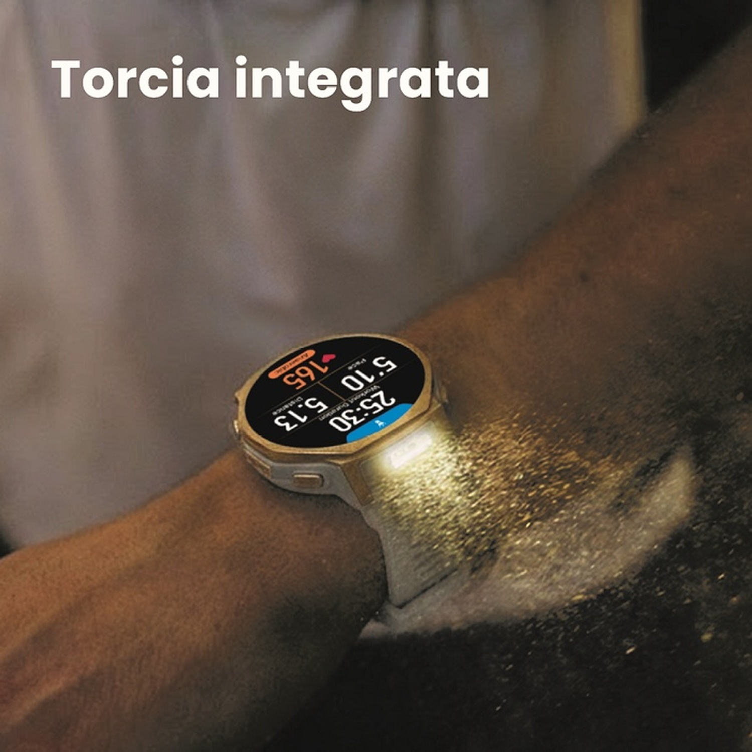 Uno smartwatch dorato con torcia integrata illumina un braccio.