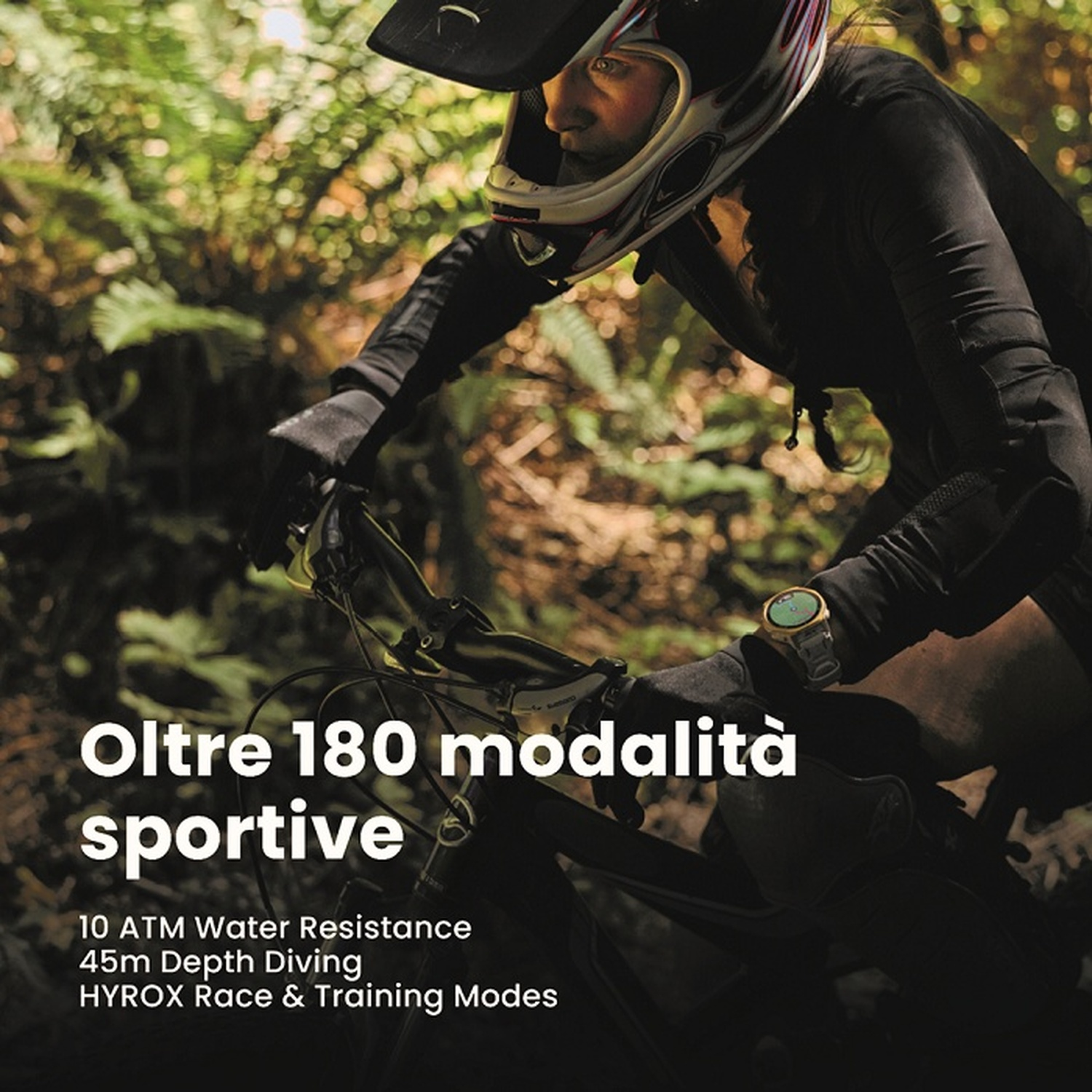 Ciclista mountain bike con casco pedala nel bosco, indossa orologio.
