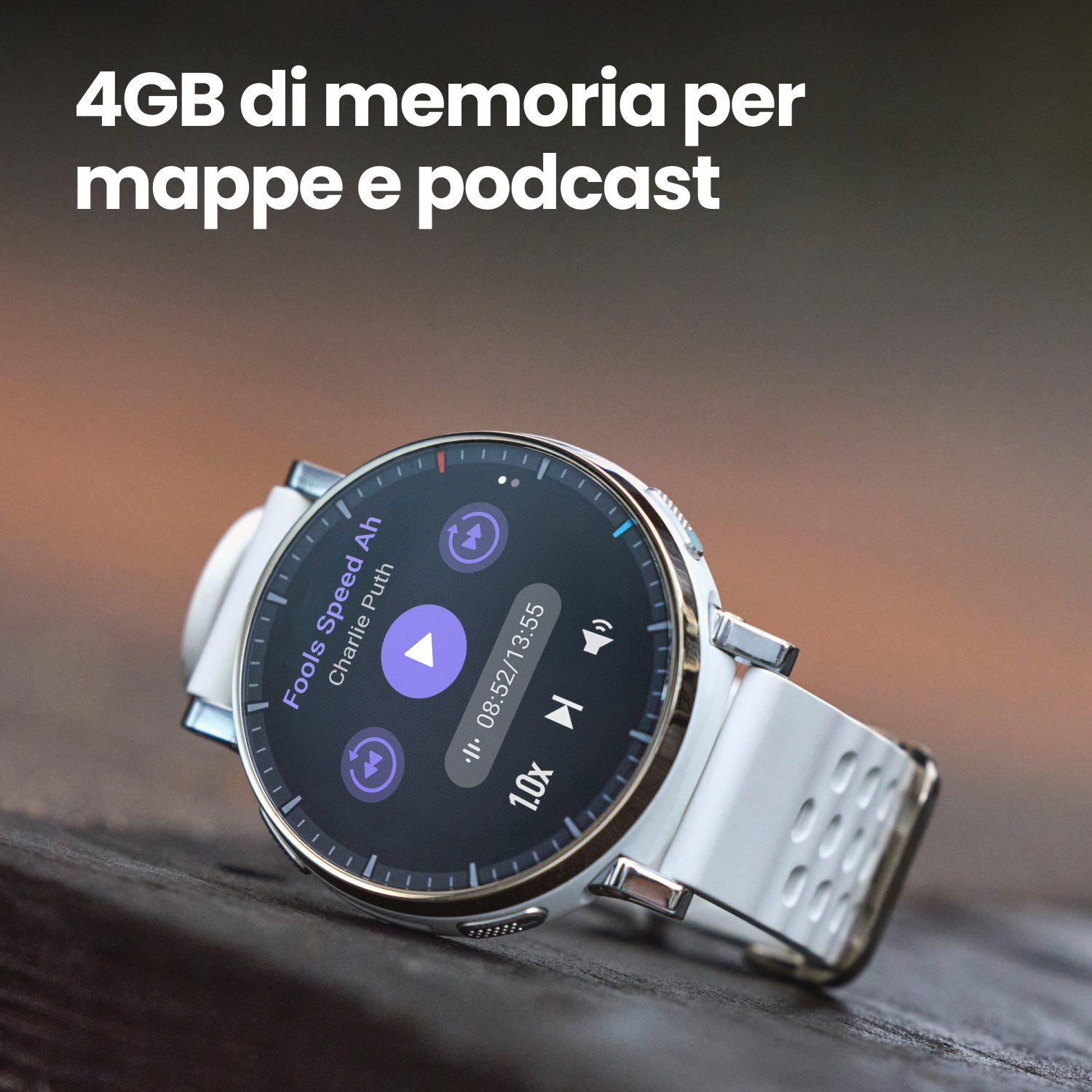 Uno smartwatch bianco con musica in riproduzione sullo schermo poggia sul legno.