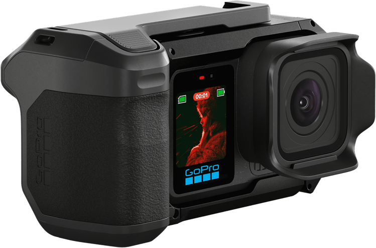 Fekete GoPro kamera lencsével és kis kijelzővel, amely videót jelenít meg.