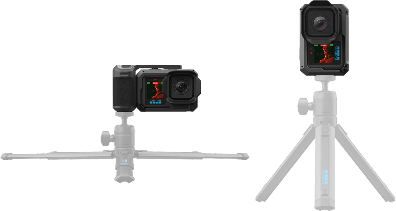 Két GoPro kamera állvánnyal, egyik oldalról, másik elölről.