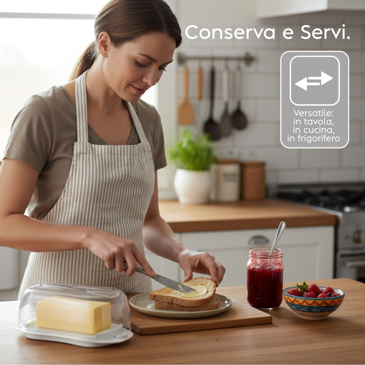 Una donna spalma il burro sul toast in una cucina. Marmellata e bacche sono vicine.