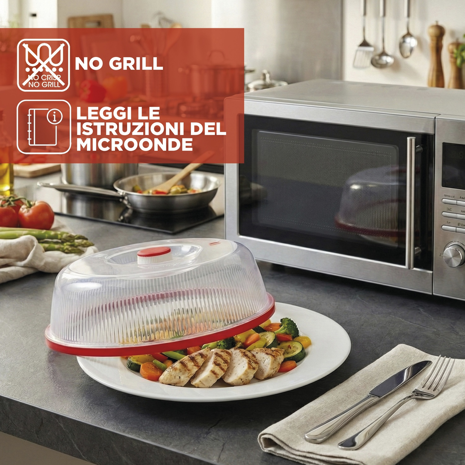 Una copertura per microonde su pollo grigliato e verdure in un piatto.