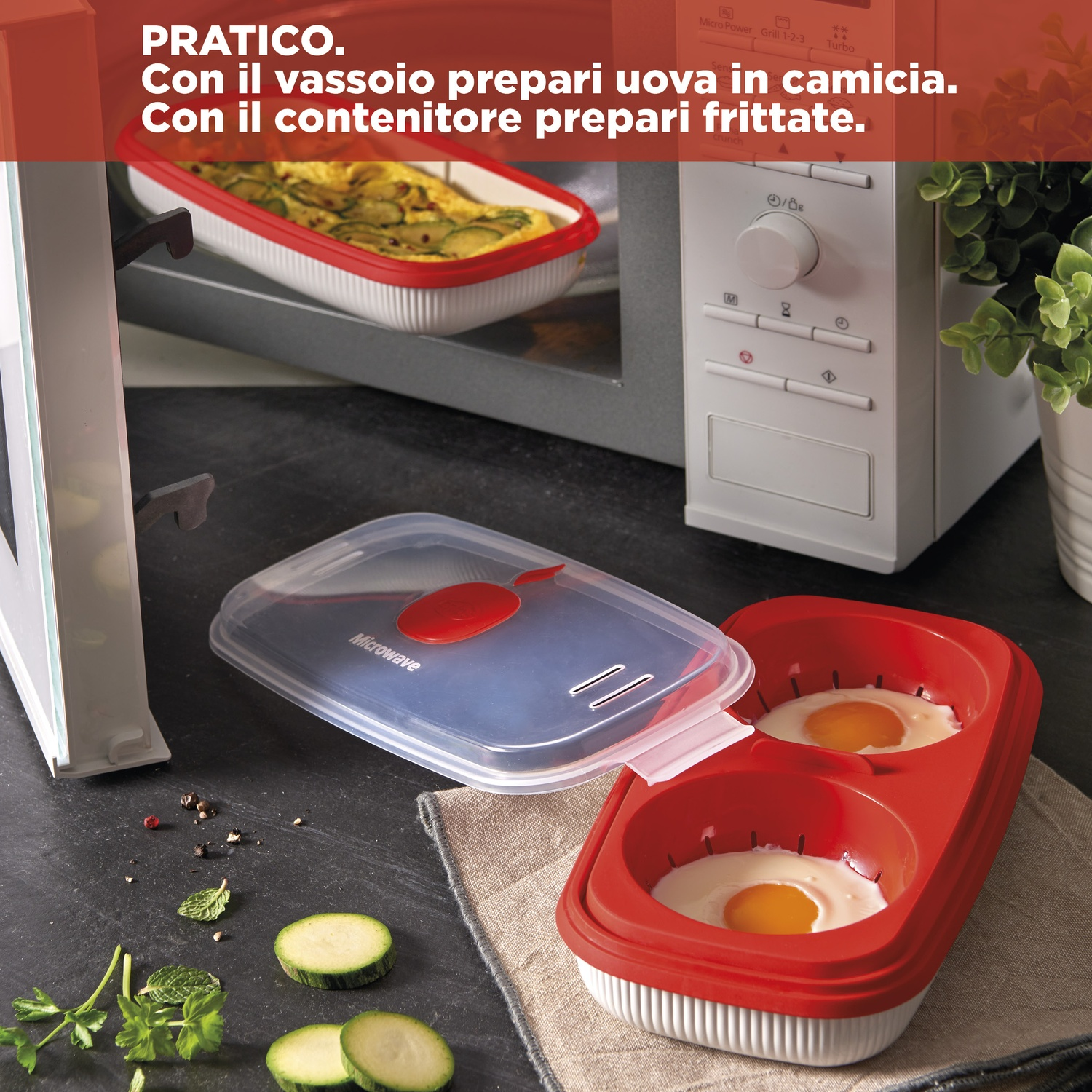 Un cuoci uova rosso con due uova e un contenitore microonde con frittata.