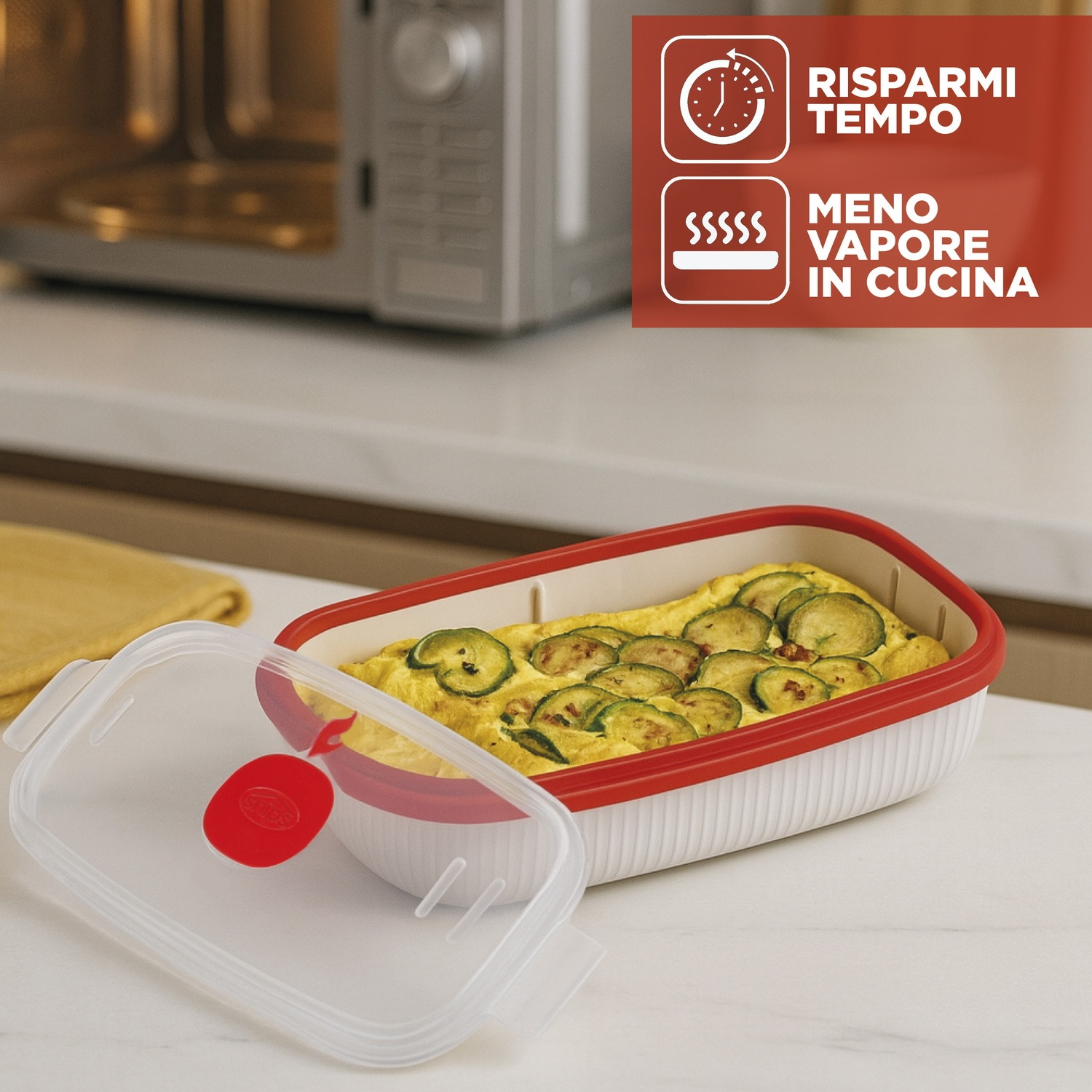 Una sformato di zucchine in una ciotola bianca con bordo rosso, accanto al suo coperchio.