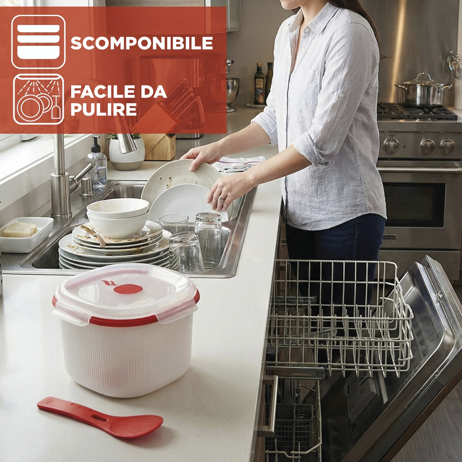 Una persona lava i piatti nel lavello, con vicino un contenitore e un cucchiaio.