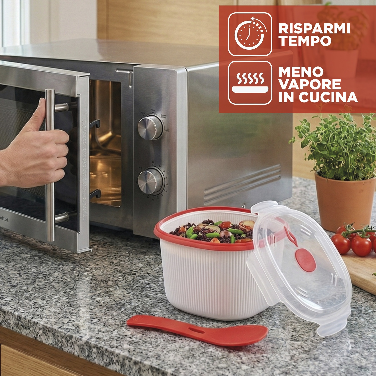 Una mano apre un microonde accanto a una ciotola di cibo.