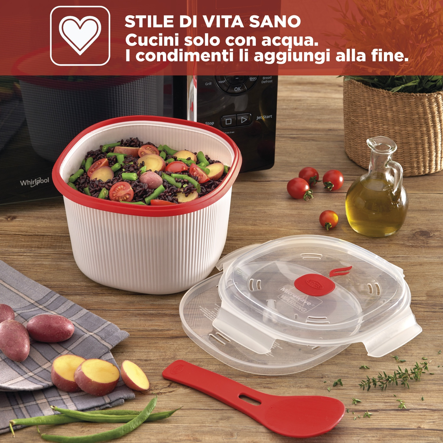 Un contenitore per alimenti con riso nero, fagioli, patate e pomodori accanto a olio d'oliva e patate.