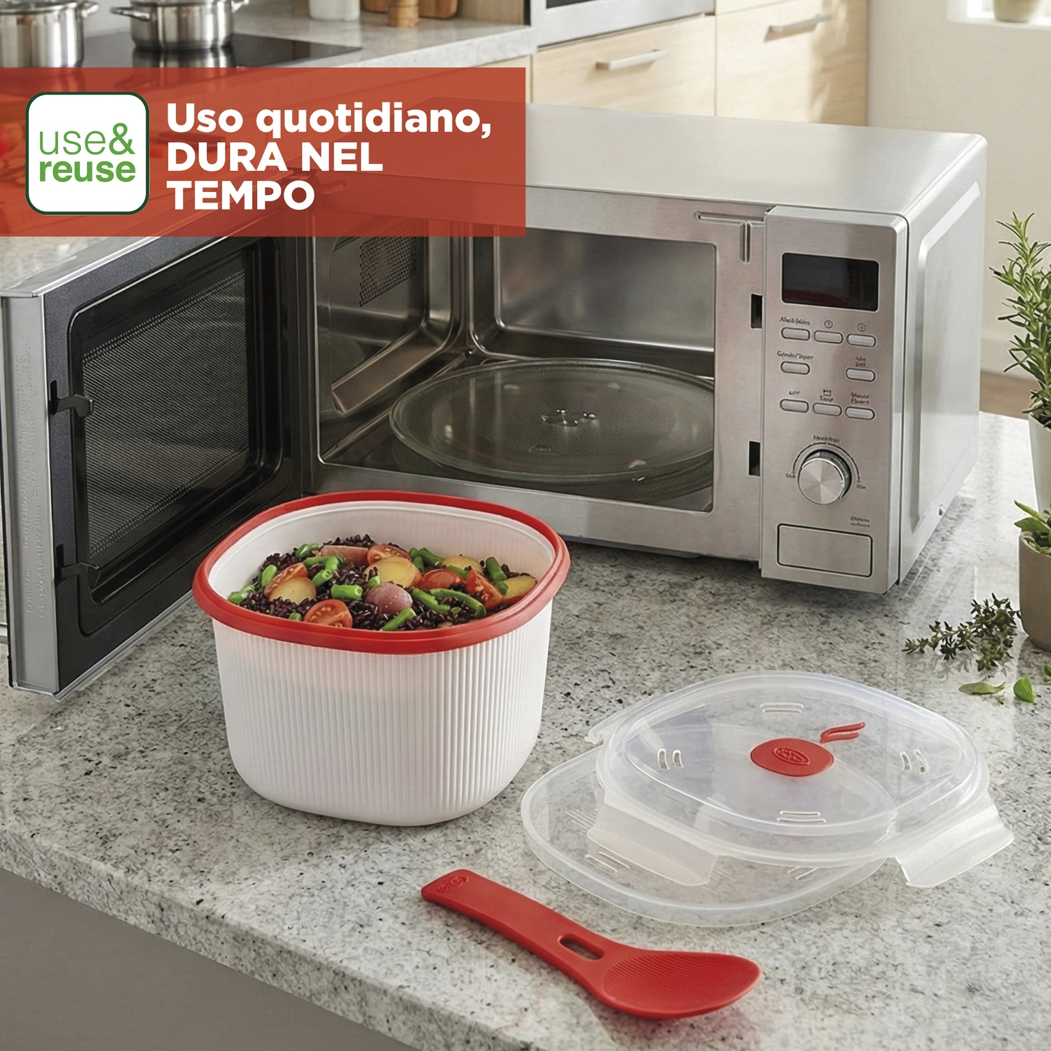 Un microonde con lo sportello aperto, accanto un contenitore di cibo e un cucchiaio.