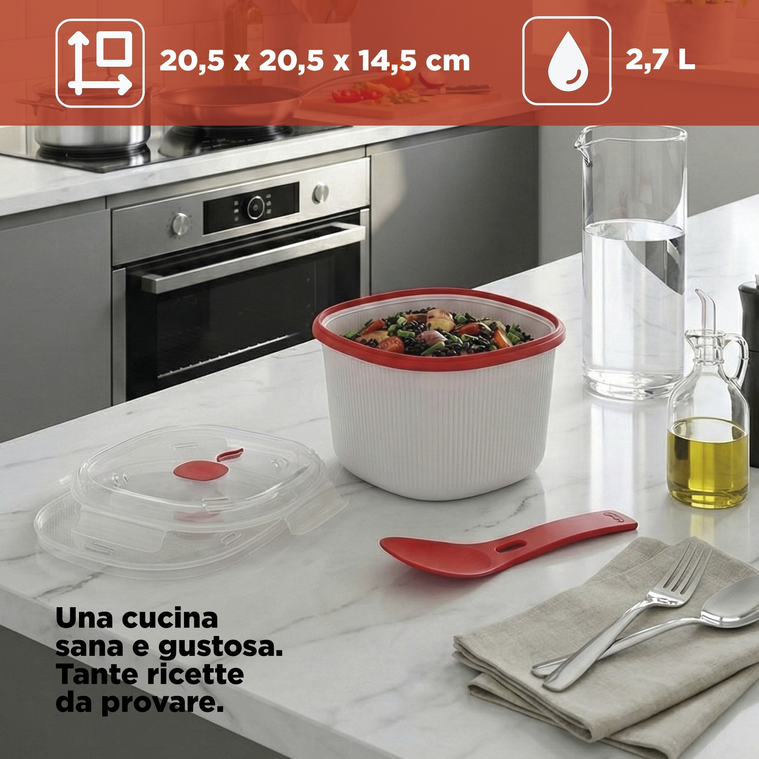 Un contenitore bianco con bordo rosso, pieno di cibo, su un piano di lavoro.