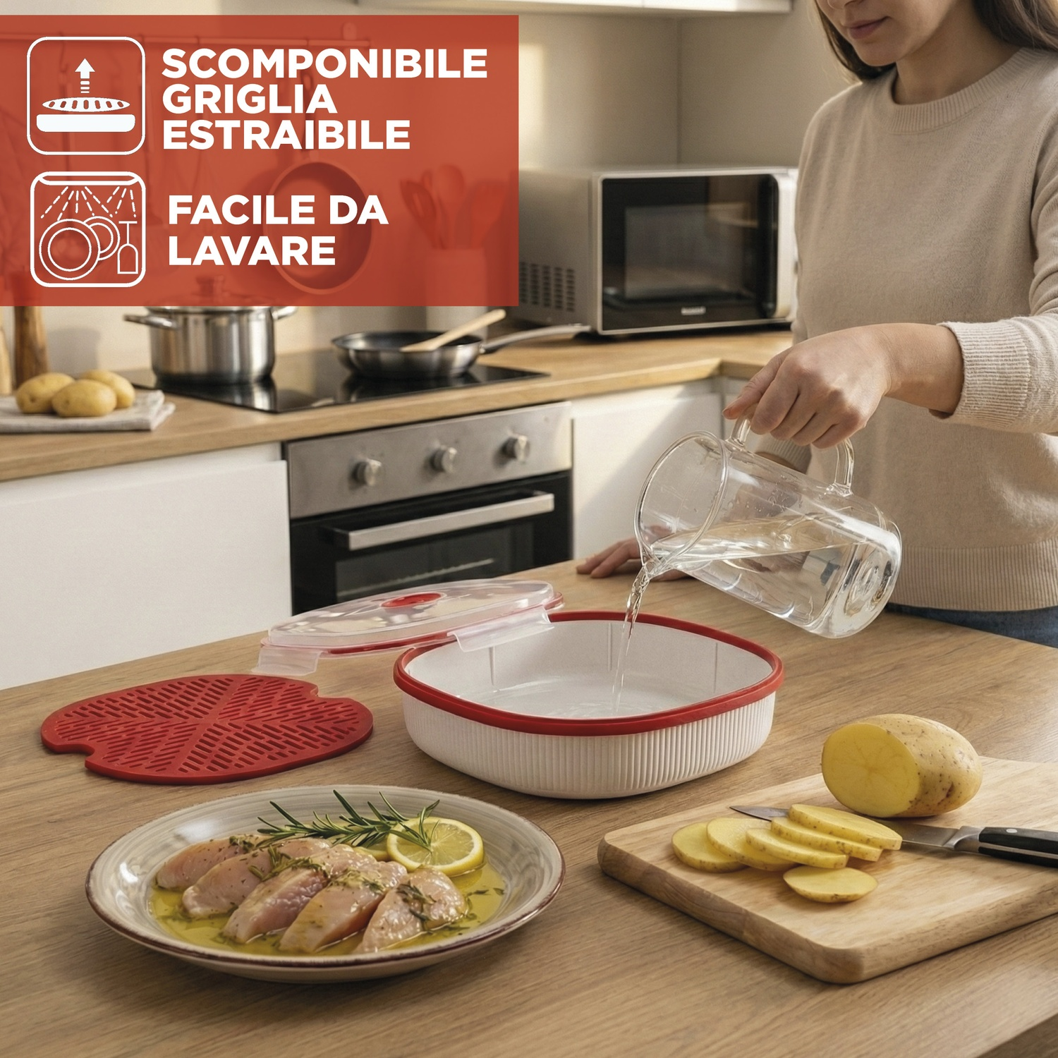 Una donna versa acqua in una ciotola bianca e rossa. Pollo, patate e stoviglie sul bancone.