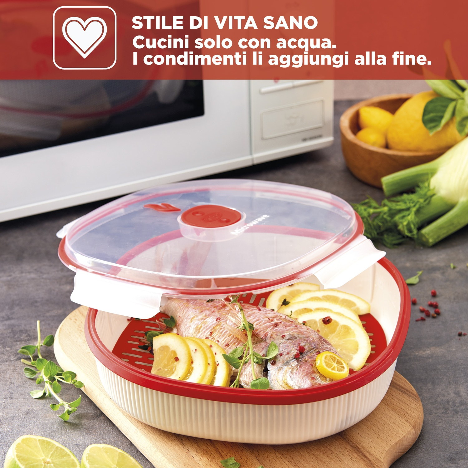 Un pesce con fette di limone in una vaporiera vicino a un microonde.