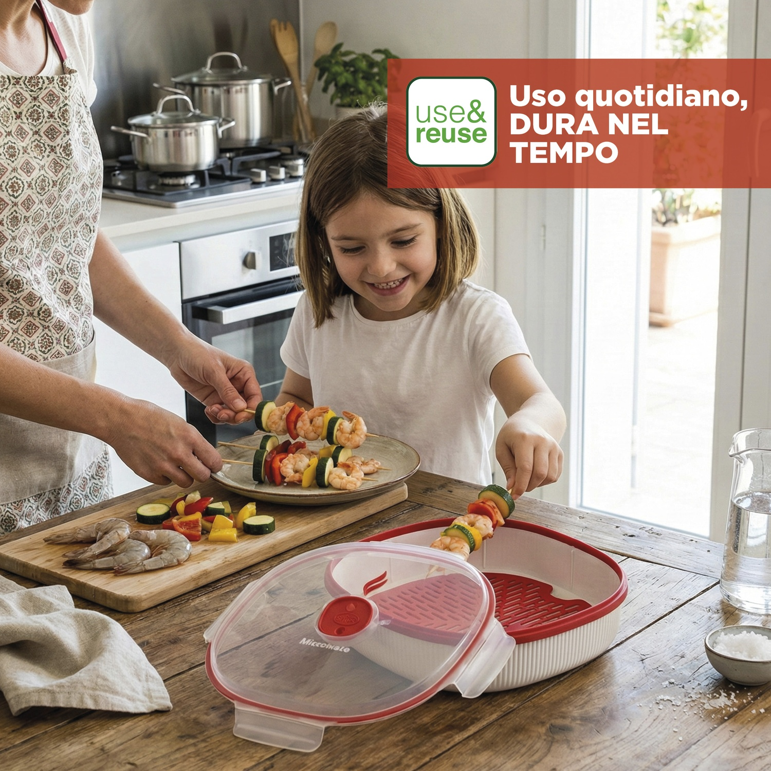 Una bambina e una donna preparano spiedini di gamberi e verdure in cucina.