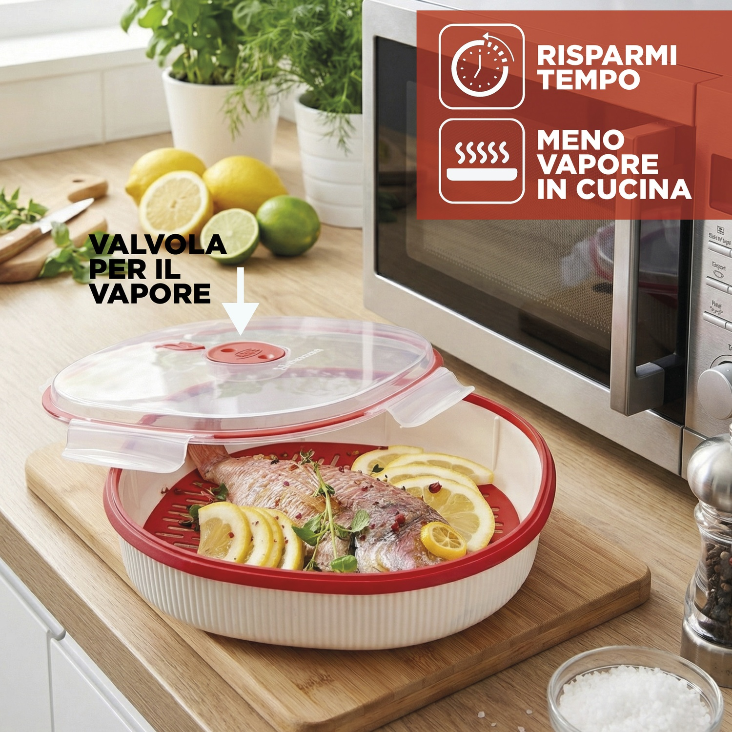 Un pesce con fette di limone in una vaporiera accanto a un microonde.