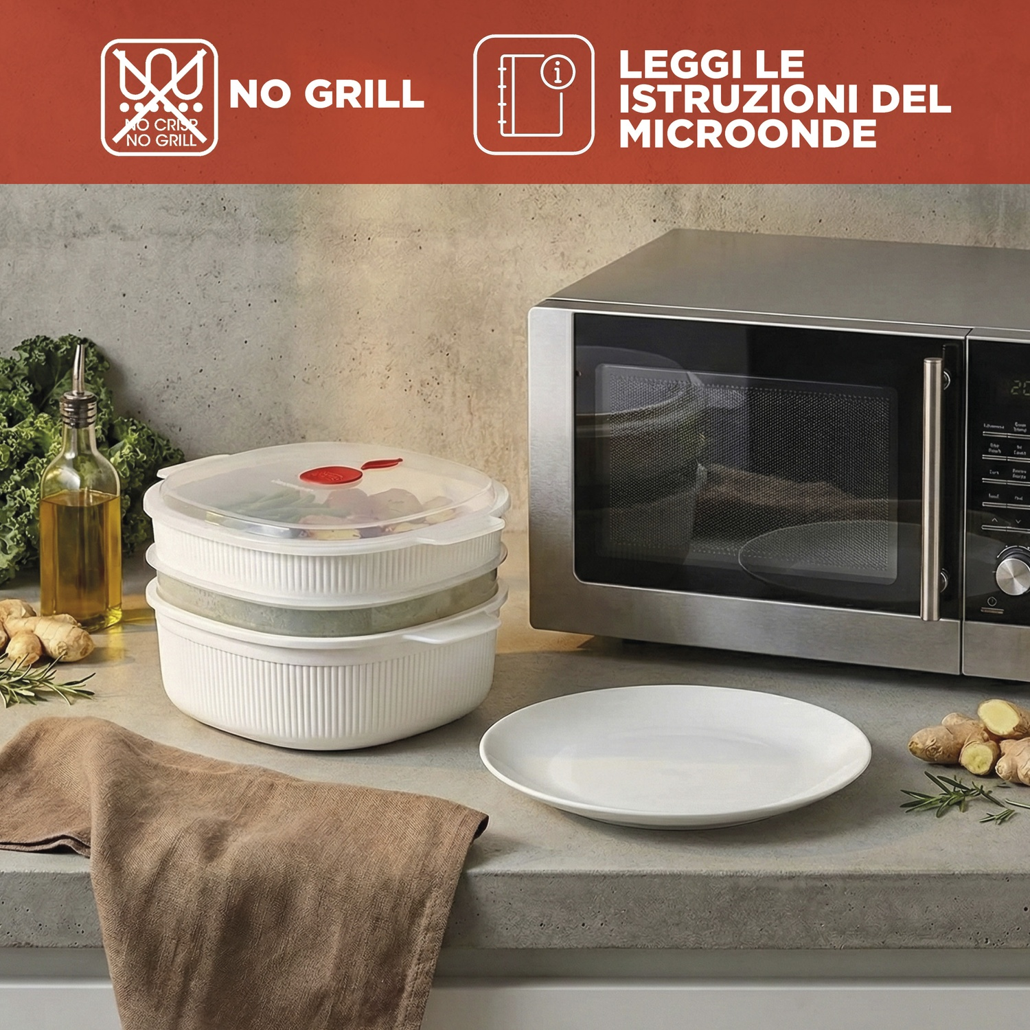 Microonde con contenitori per vapore, zenzero, erbe, bottiglia d'olio e un piatto.
