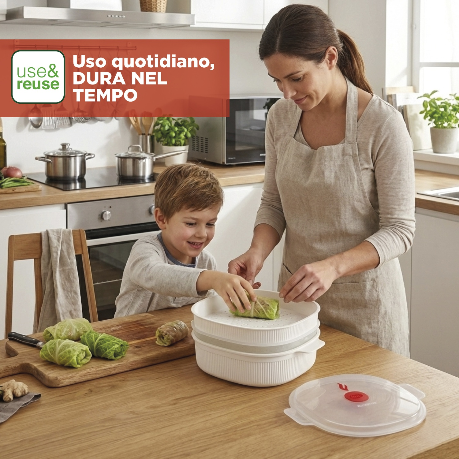 Madre e figlio preparano involtini di cavolo in cucina.