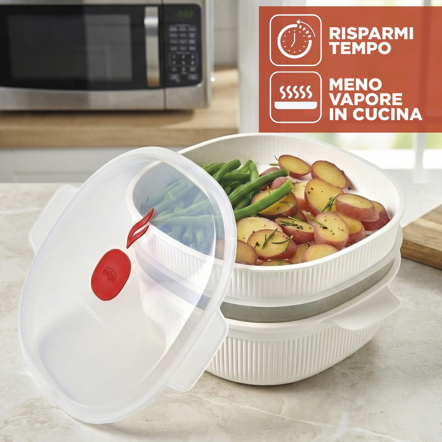 Un vaporizzatore per microonde con patate e fagiolini, accanto a un microonde.