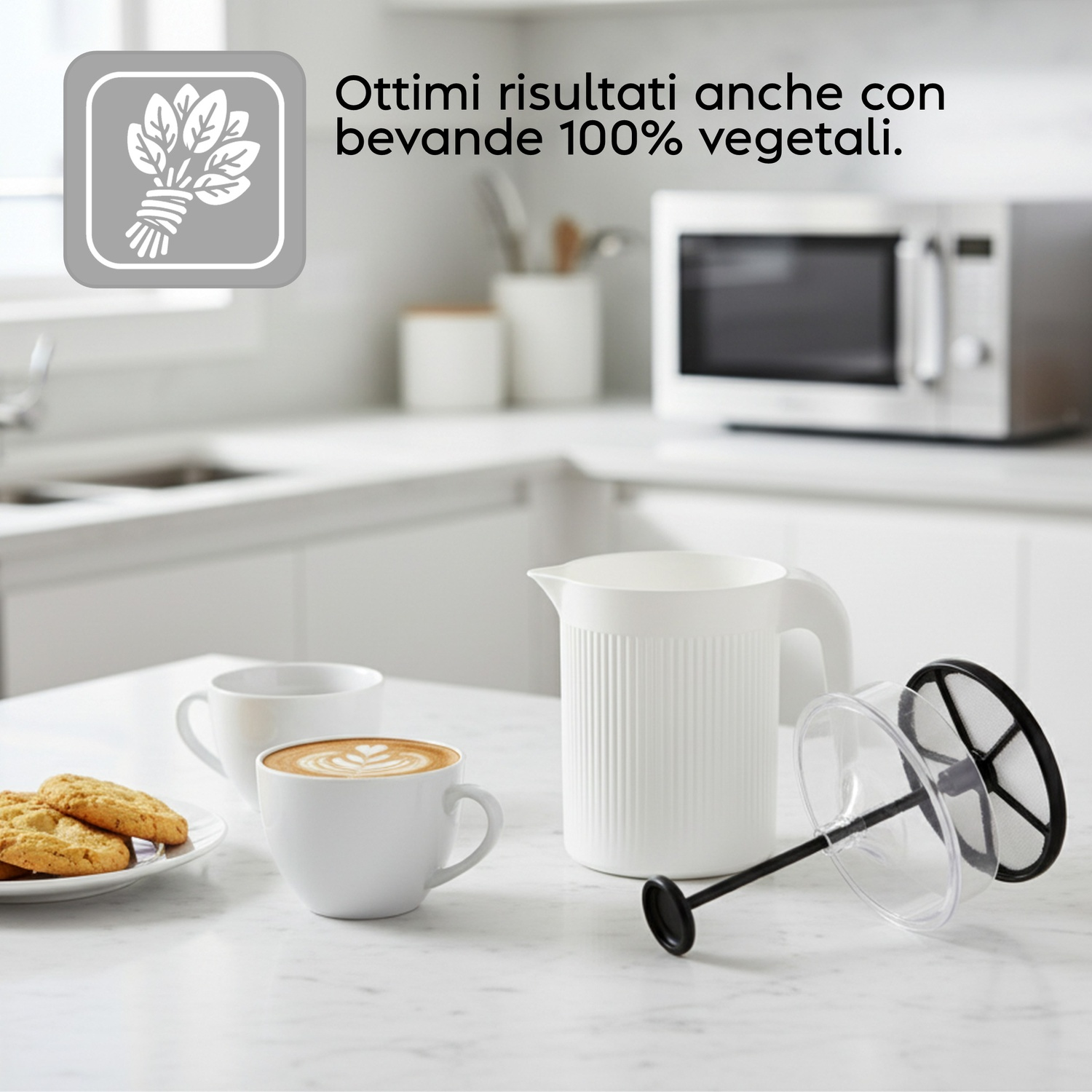 Una caffettiera a pistone bianca con caffè, biscotti e un microonde in cucina.