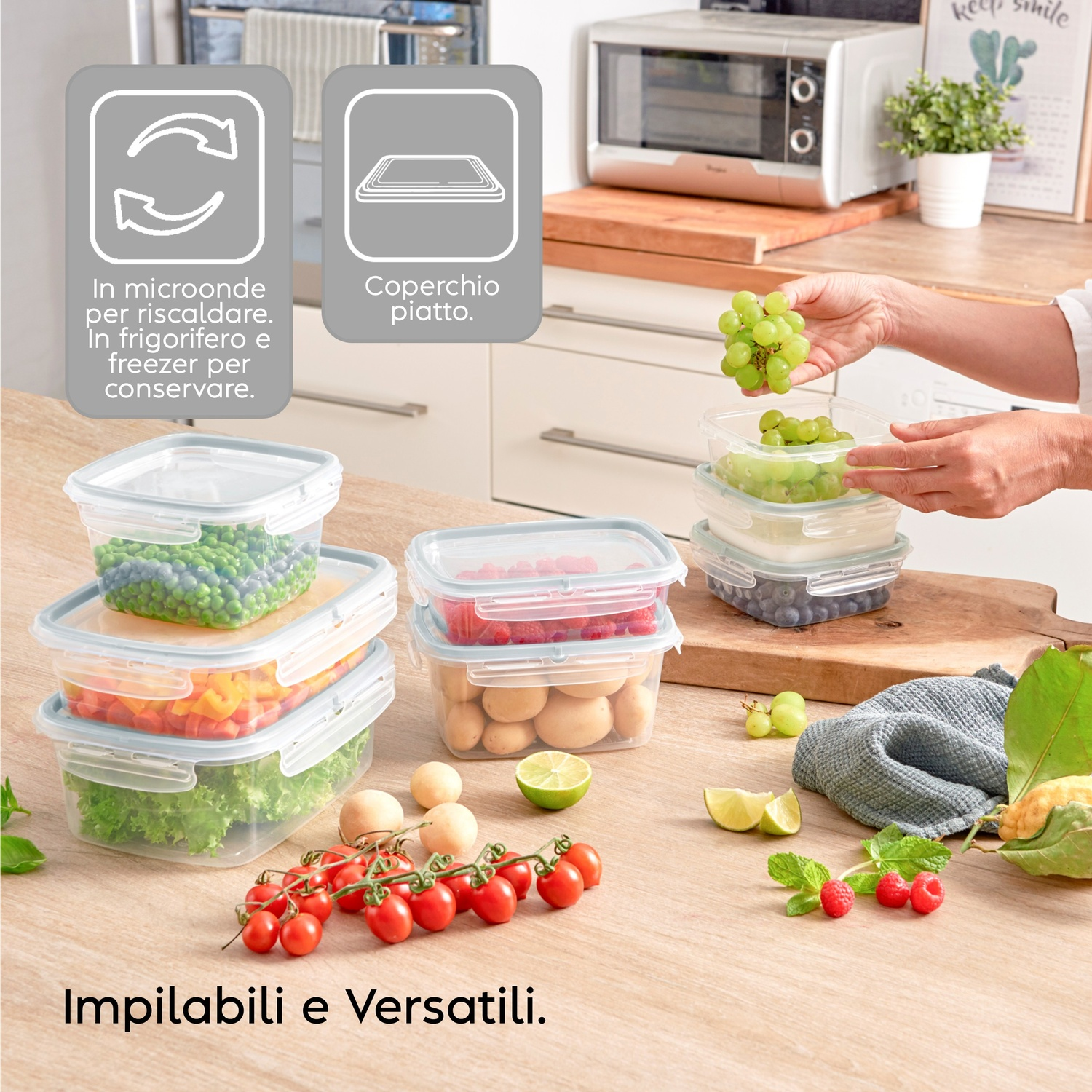Contenitori impilabili e versatili con cibi come piselli, peperoni, lattuga, uva, frutti di bosco, patate.
