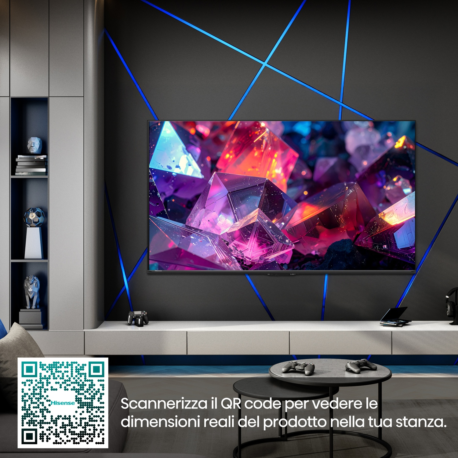 Soggiorno moderno con TV Hisense che mostra cristalli. QR code a sinistra.