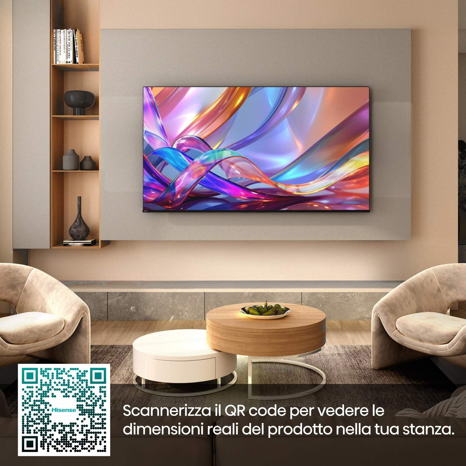 Un soggiorno moderno con TV, due poltrone e tavolino. Presente QR code.