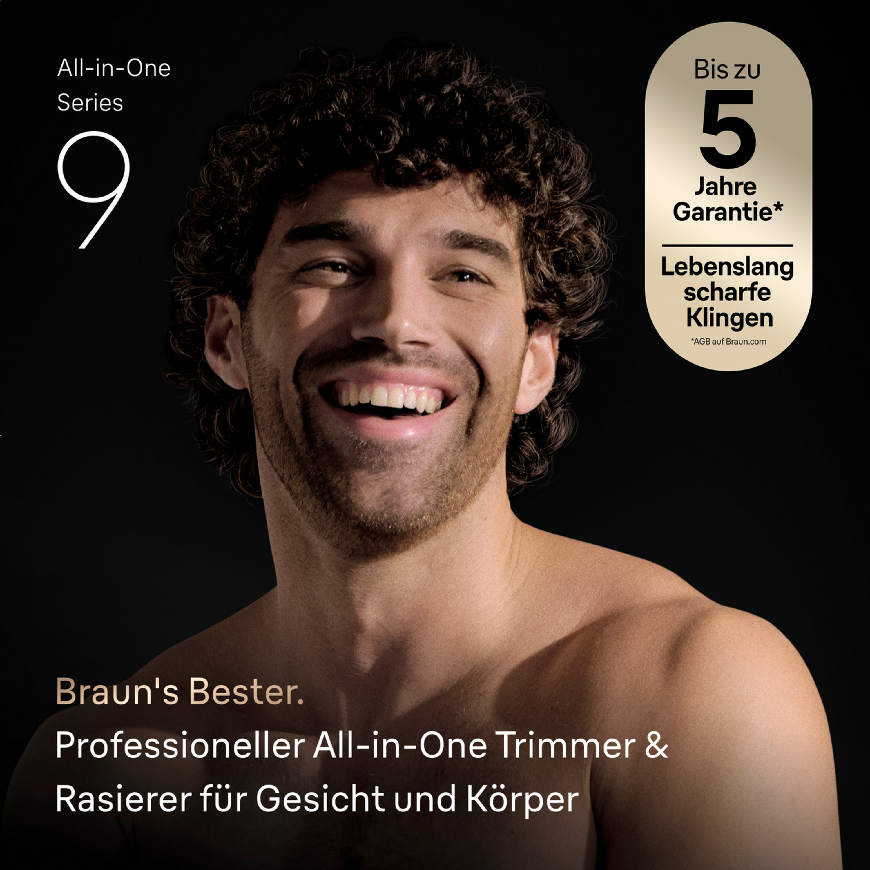 Mann mit lockigem Haar lächelt, beworben wird ein Braun Trimmer.