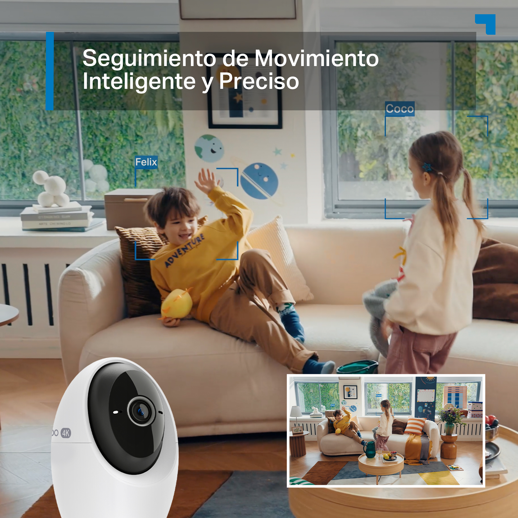Un niño y una niña juegan en una sala de estar; se ve una cámara de seguridad.