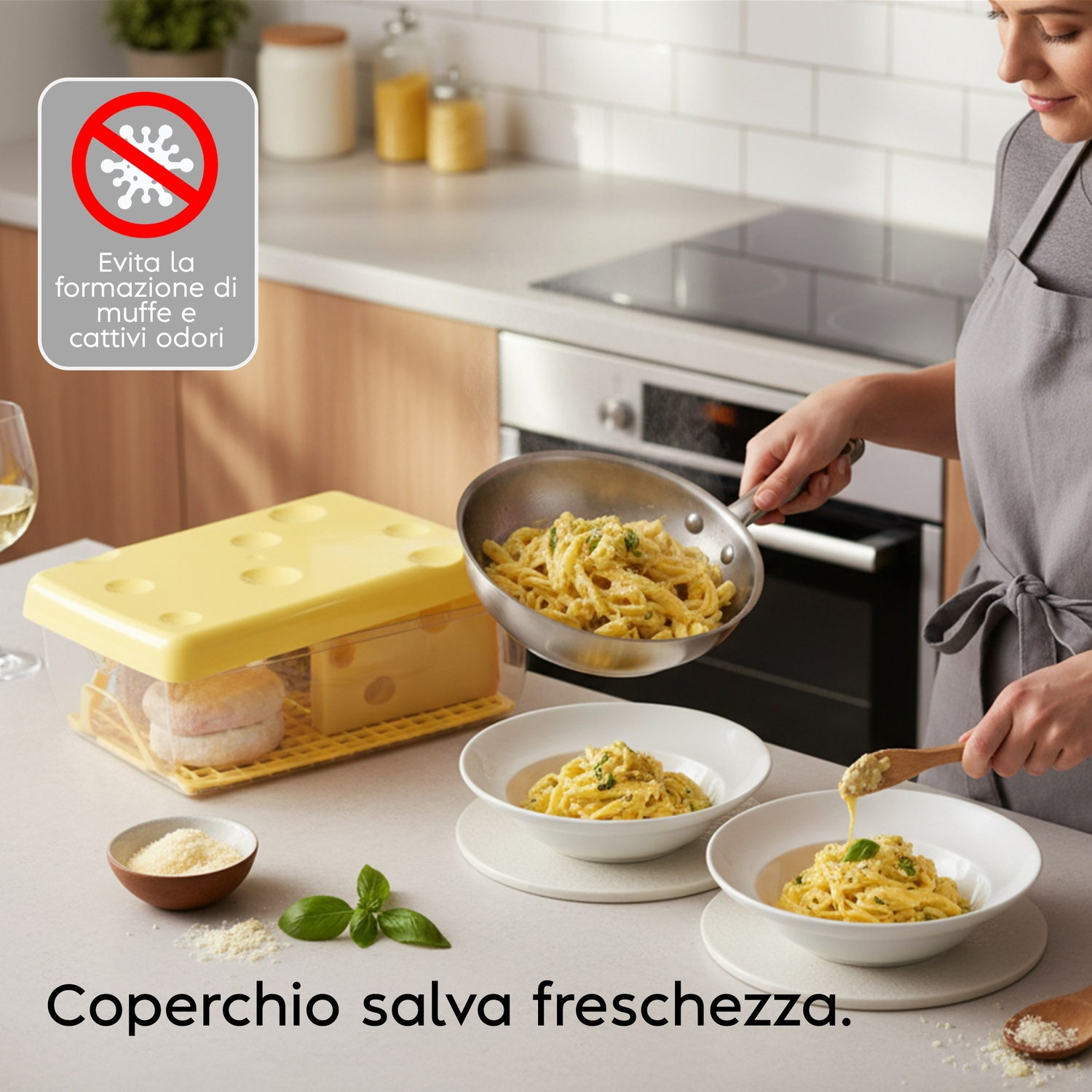 Una donna serve pasta in ciotole, accanto a un contenitore per formaggio.