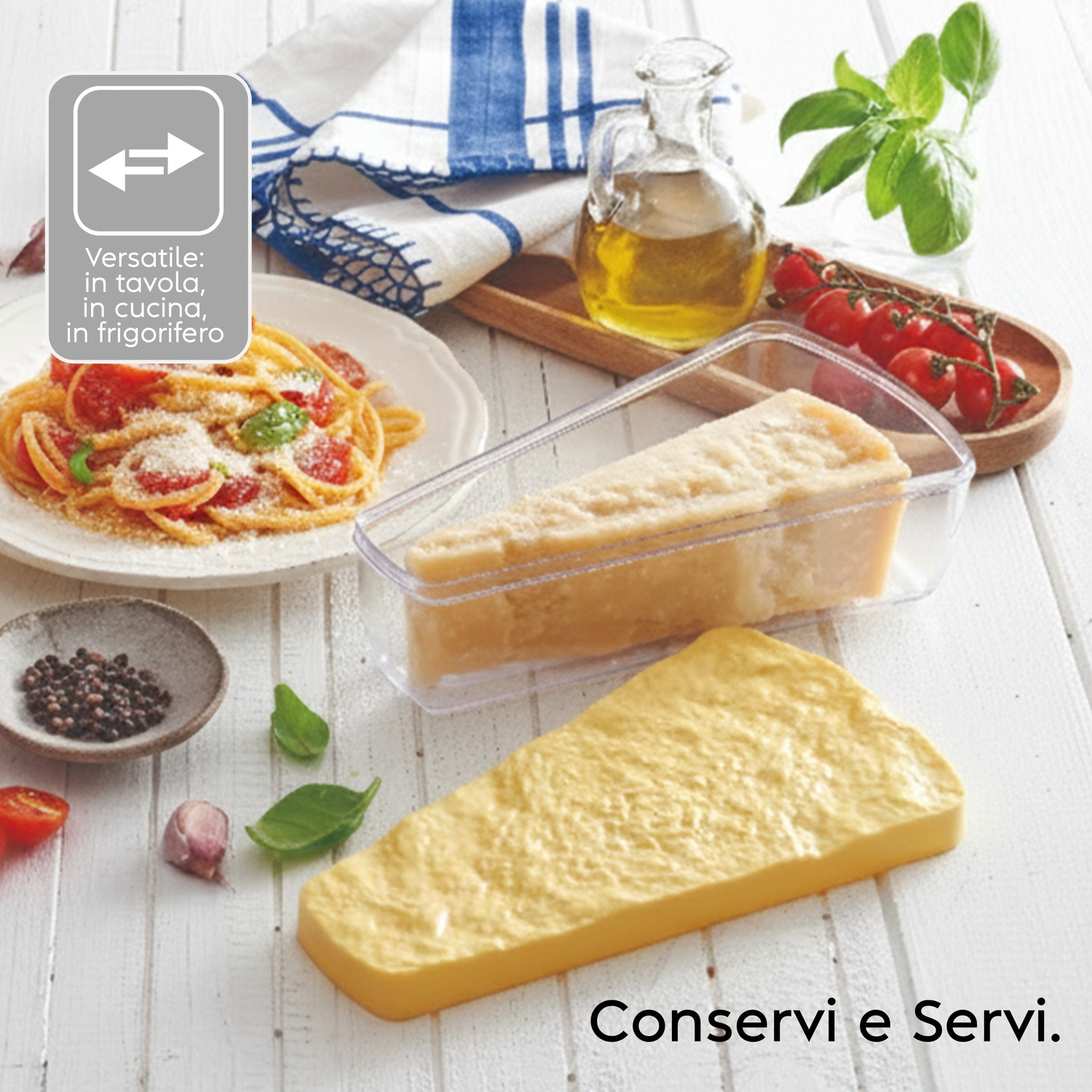 Parmigiano, pasta con pomodoro, olio, pomodorini e basilico su tavolo in legno.