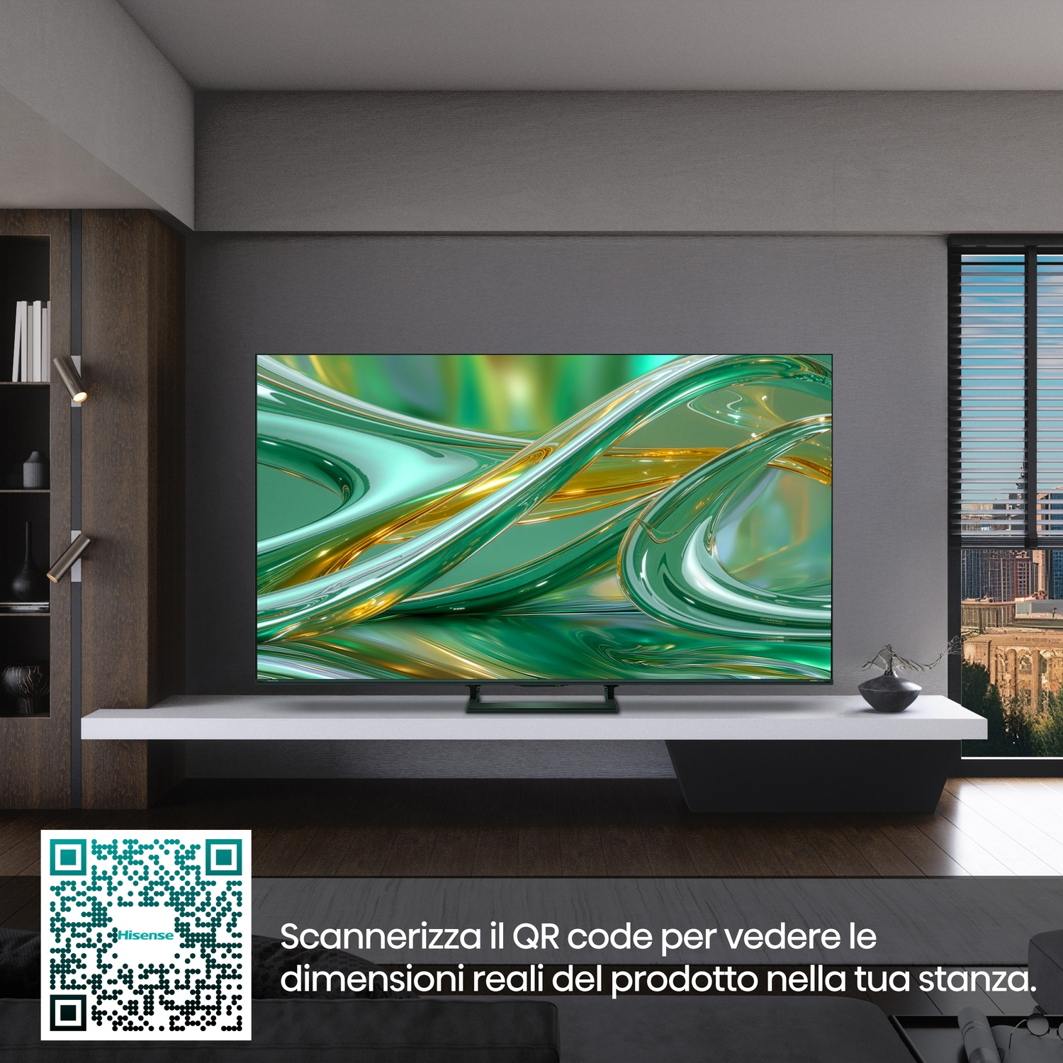 Un soggiorno moderno con TV grande che mostra arte astratta e un codice QR.