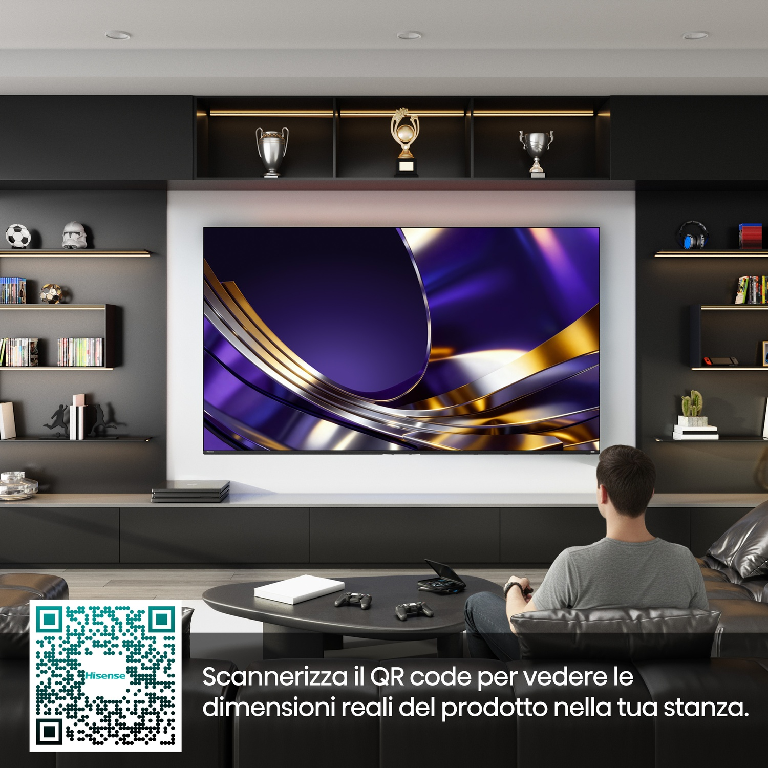 Un uomo seduto su un divano guarda un grande TV con schermo astratto.