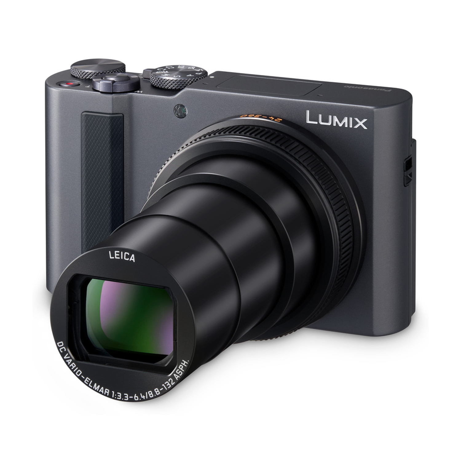Una fotocamera digitale Panasonic Lumix grigio scuro con obiettivo Leica è mostrata su sfondo bianco.