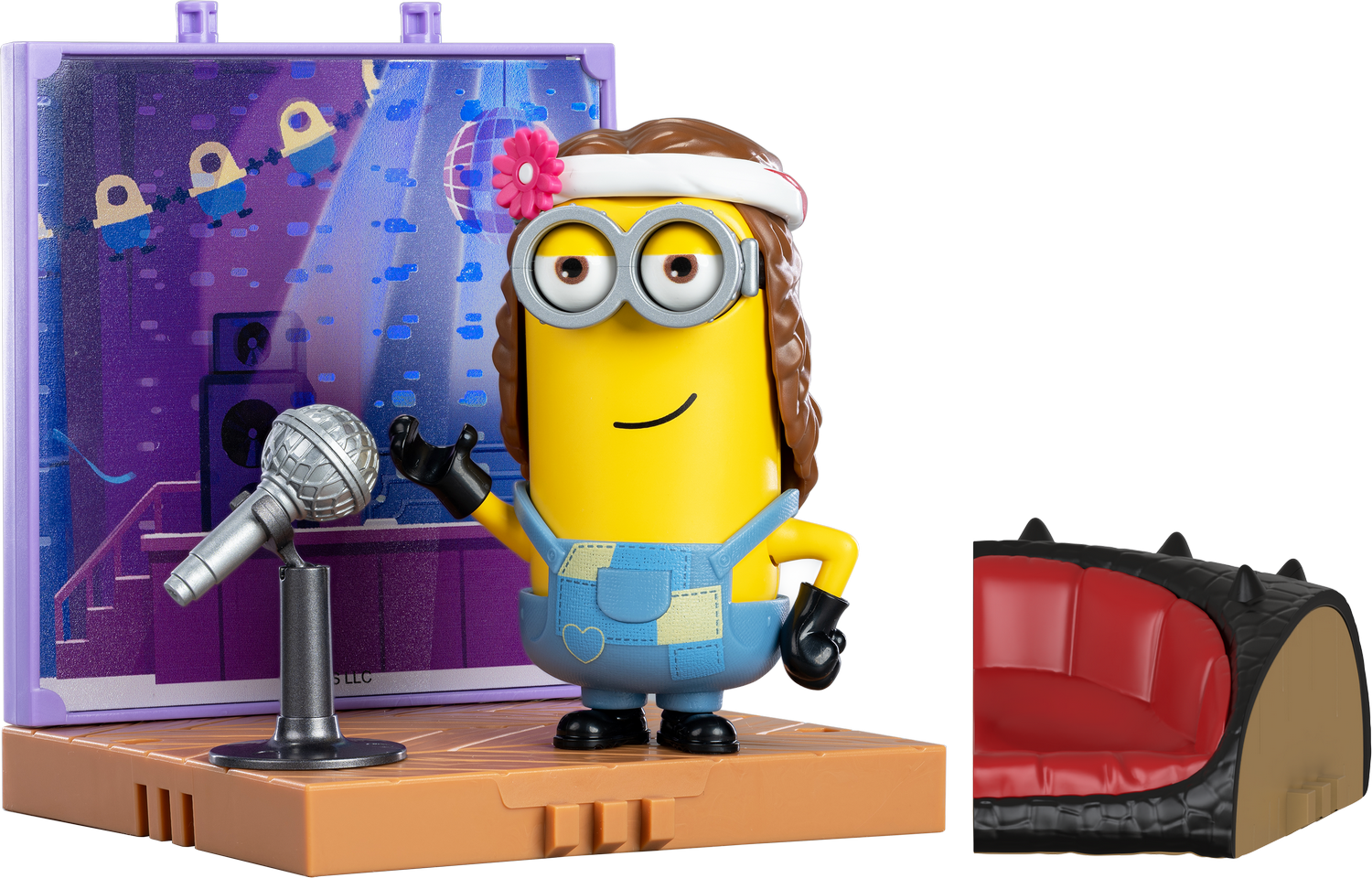 Figura de Minion con micrófono y escenario, junto a un sofá rojo.