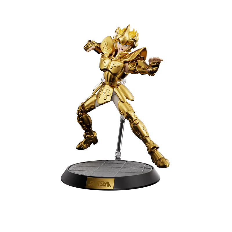 Una figura dorada con armadura completa se alza sobre una base con fondo negro.