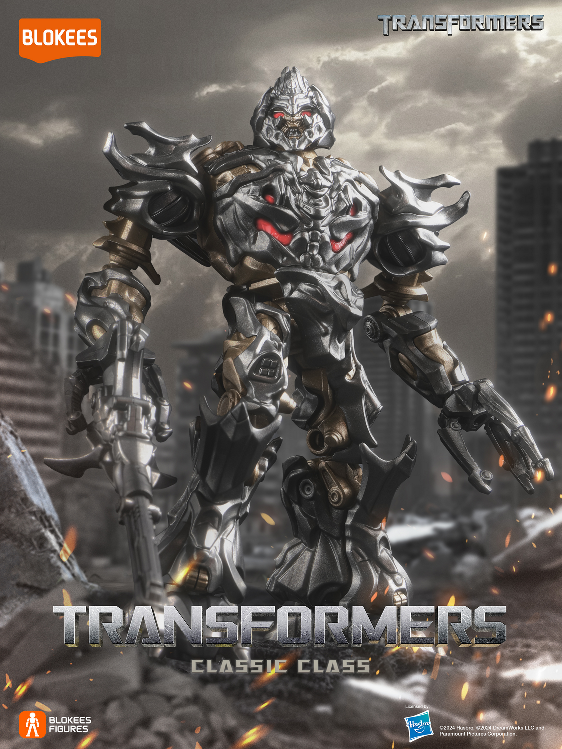 Un detallado robot de Transformers con armadura plateada y dorada que sostiene un arma.