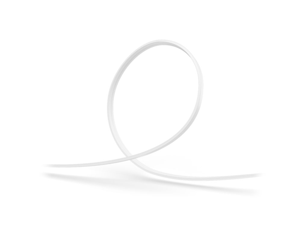 Una tira blanca flexible curvándose en forma de bucle sobre fondo blanco.