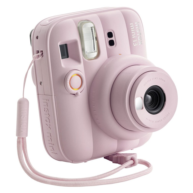 Una cámara instantánea Instax Mini 13 rosa con su lente y flash.