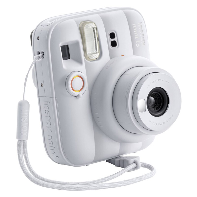 Una cámara instantánea Instax Mini 15 blanca con correa blanca. Fondo blanco.
