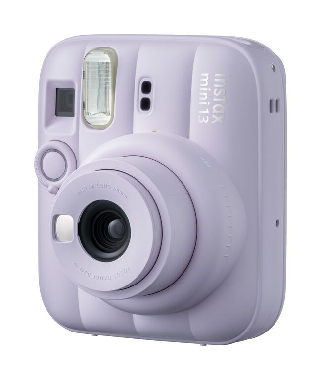 Una cámara instantánea lavanda con marca Instax mini 13.
