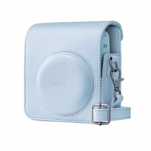 Funda azul claro para cámara Instax con correa y hebilla plateadas.