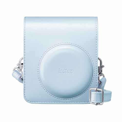 Funda de cámara azul cielo claro de piel sintética con correa y logo.