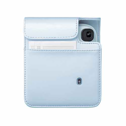 Una funda de cámara azul claro con solapa y bolsillo exterior.