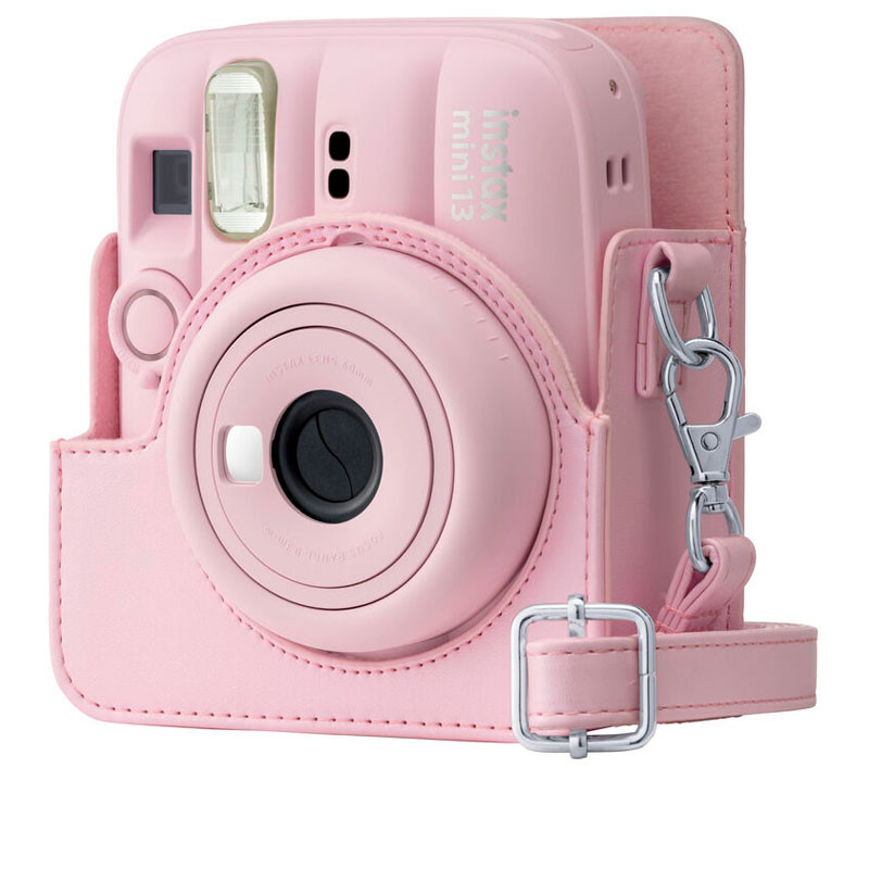 Una cámara Instax Mini 13 rosa en un estuche a juego con correa.