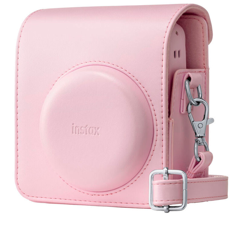Una funda de cámara rosa de cuero con logo Instax y correa para el hombro.