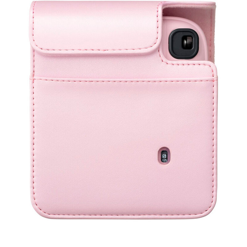 Una funda de cuero rosa para una cámara instantánea con ventana.