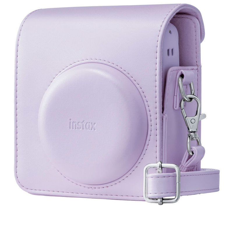 Funda de cámara Instax lavanda con correa y cierre metálico. Fondo limpio.