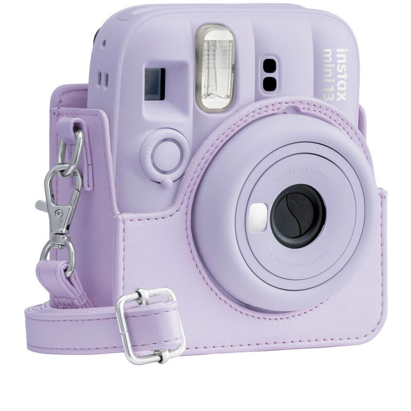 Una cámara Instax Mini 13 lavanda en una funda lavanda a juego con correa.